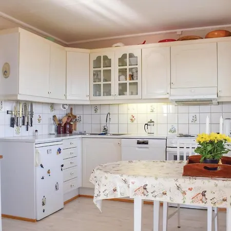 Feriehus Three-bedroom Holiday In Selvar