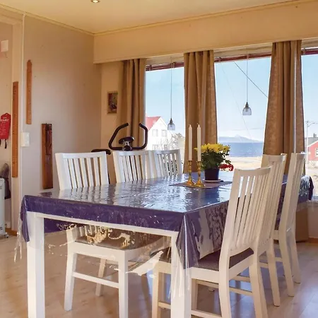 Feriehus Three-bedroom Holiday In Selvar