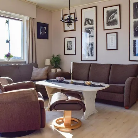 Three-bedroom Holiday In Selvar Selvaer