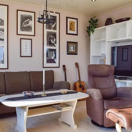 Feriehus Three-bedroom Holiday In Selvar Selvaer